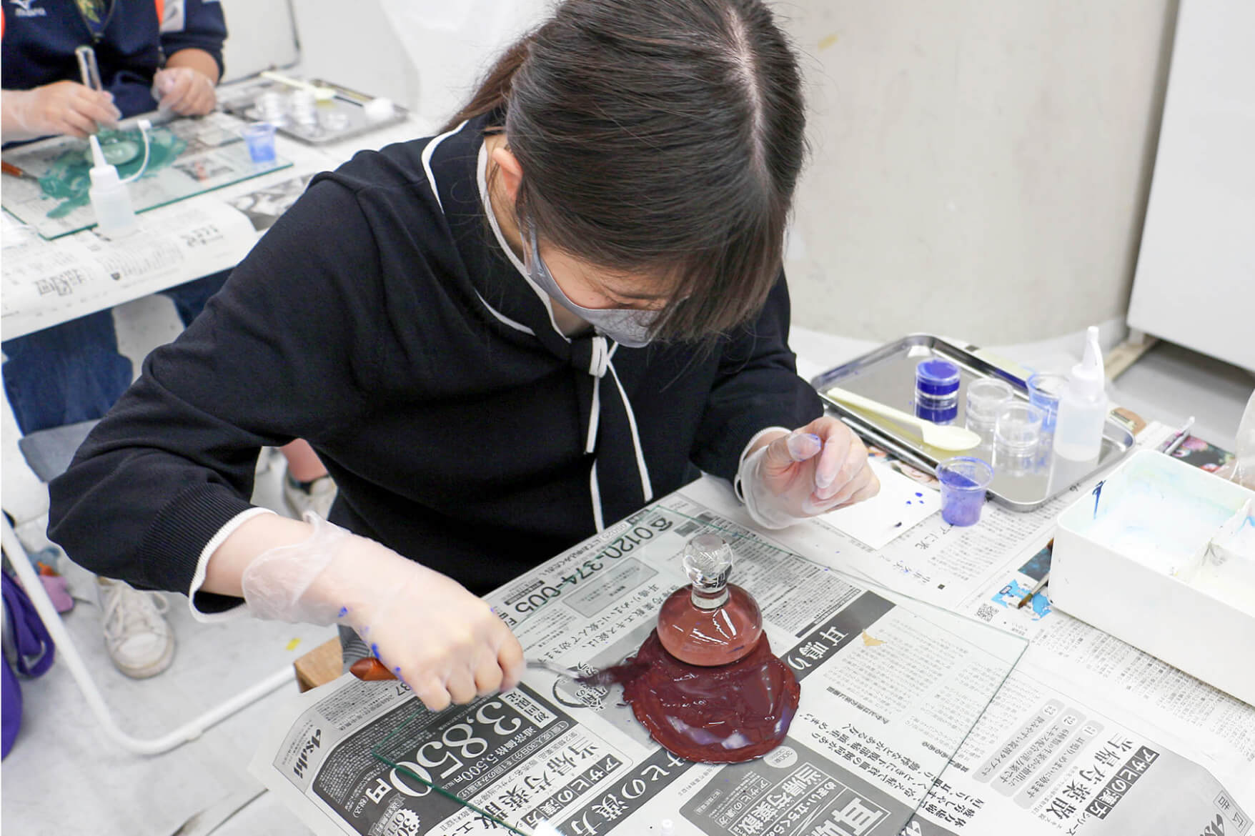 絵画 絵具作り 授業風景 イメージ