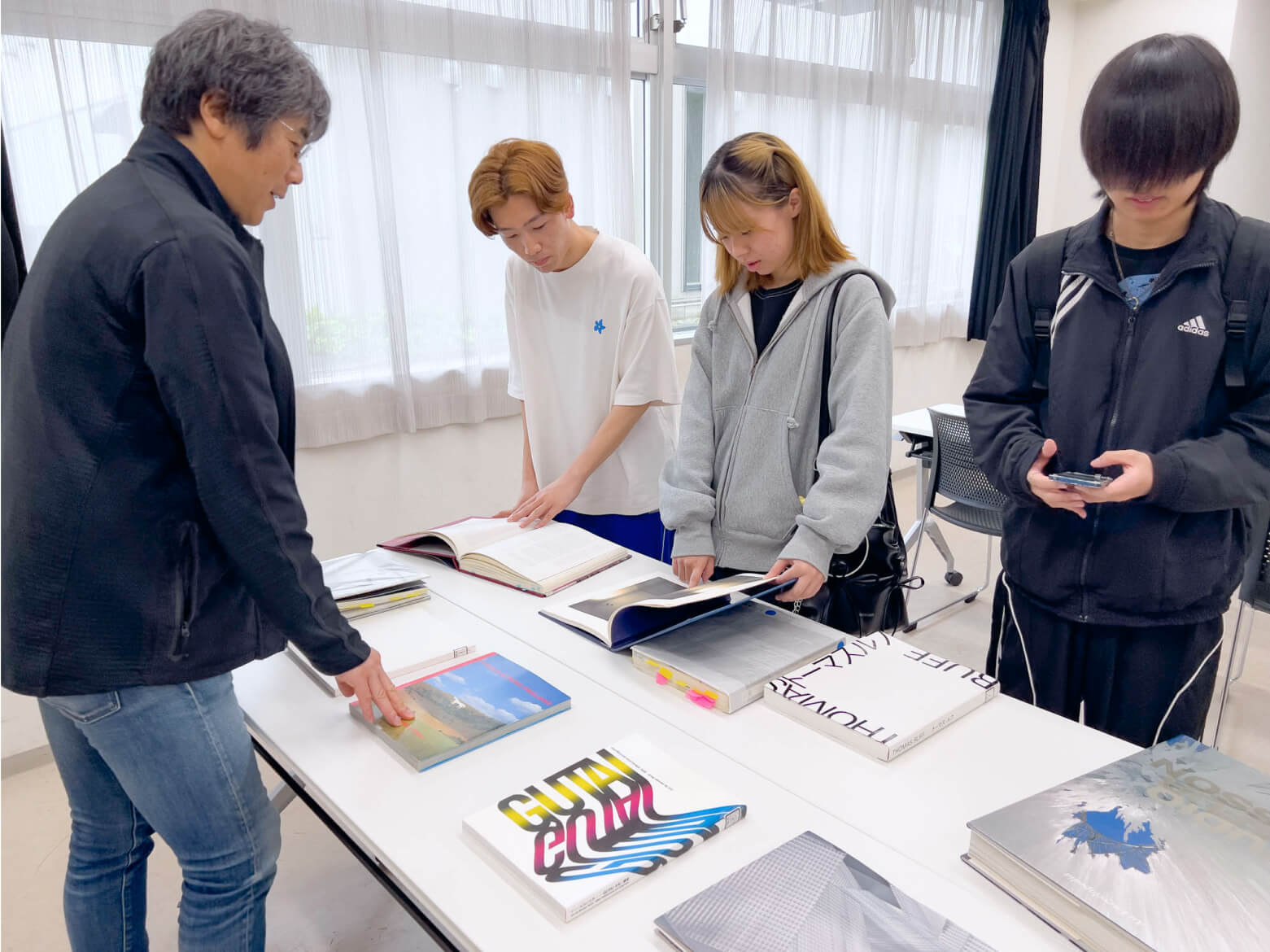 絵画 現代美術 授業風景 イメージ