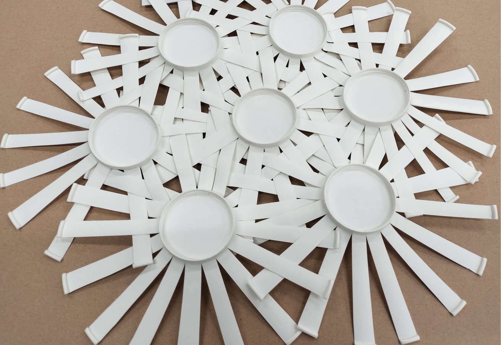 造形 かたちづくり演習 制作物 (素材＝紙コップ) イメージ