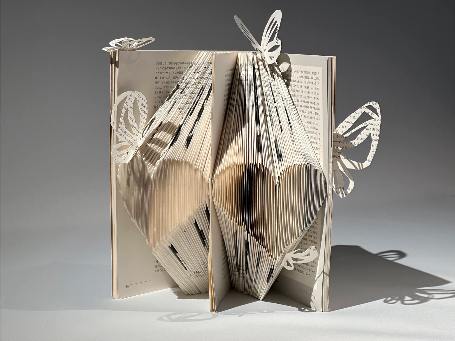 造形 かたちづくり演習 制作物 (素材＝雑誌) イメージ