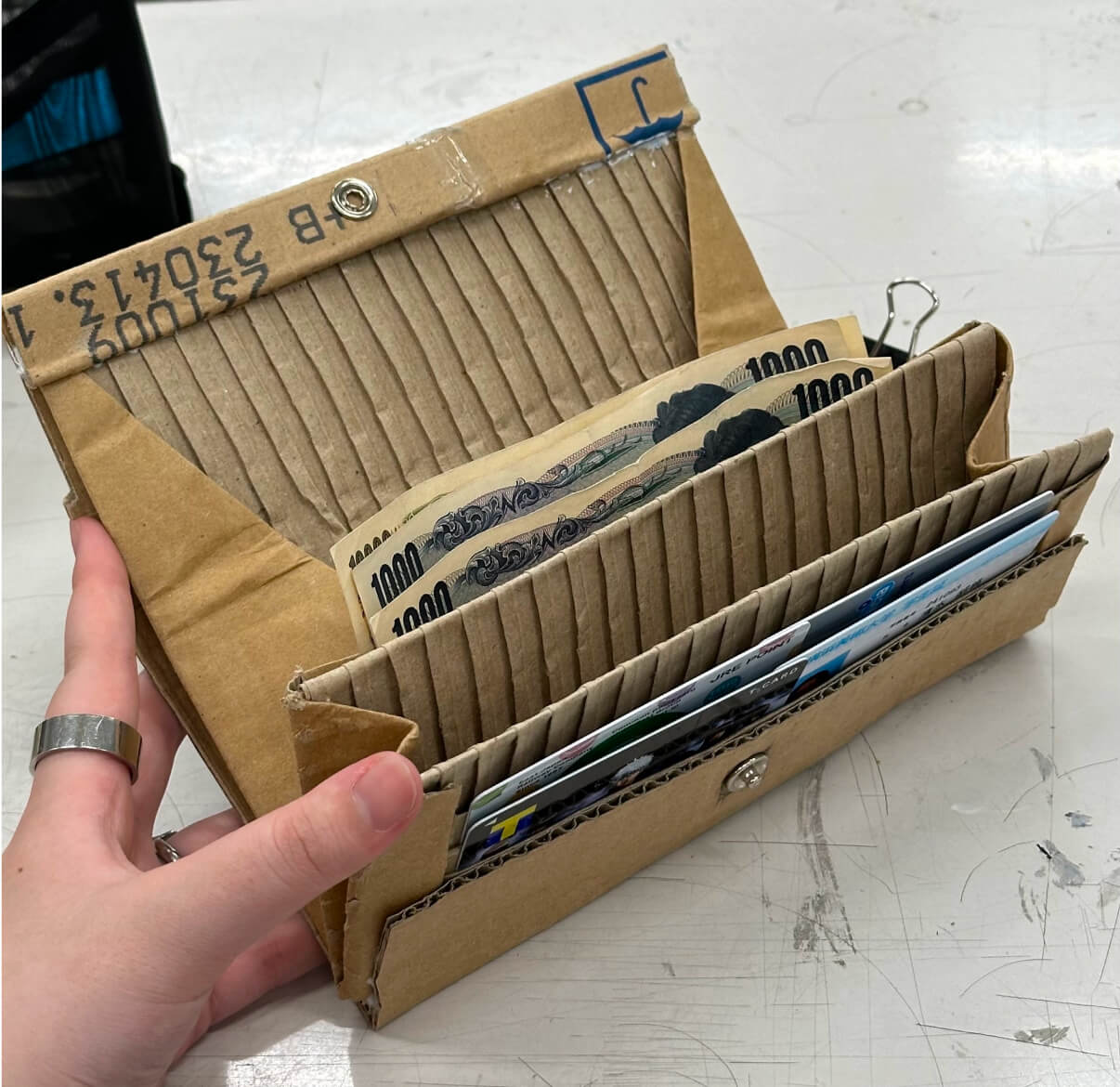 造形 ダンボール財布の制作 制作物 イメージ