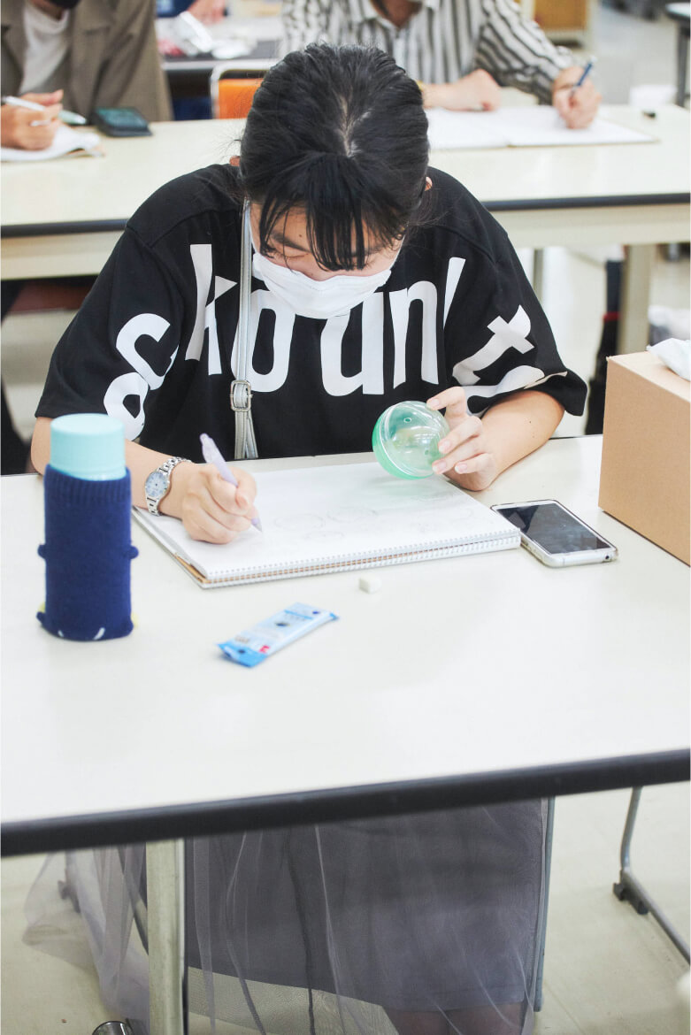 造形 ガチャガチャカプセルの中身をつくろう! 授業風景 イメージ