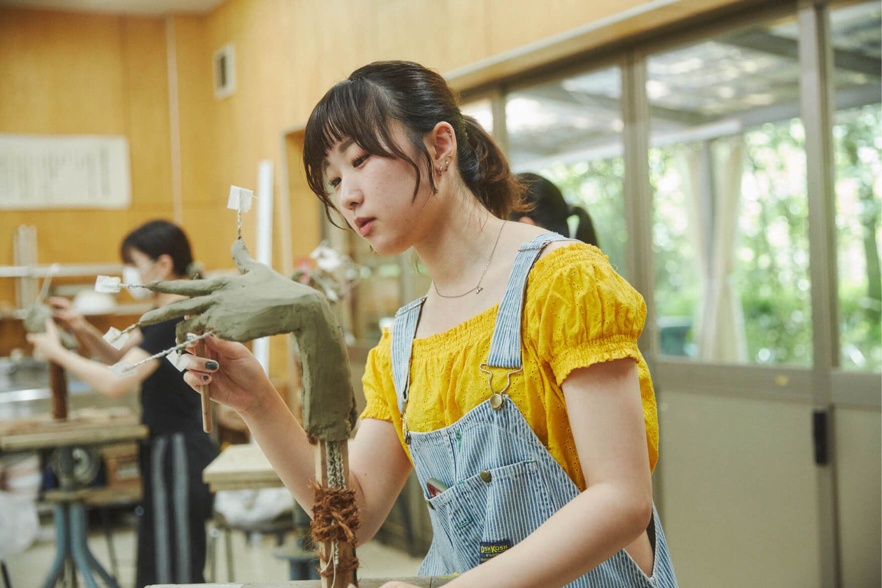 彫刻 手をつくる 授業風景 イメージ