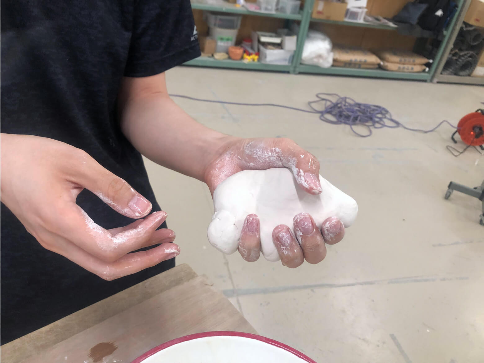 彫刻 手とかたち 授業風景 イメージ