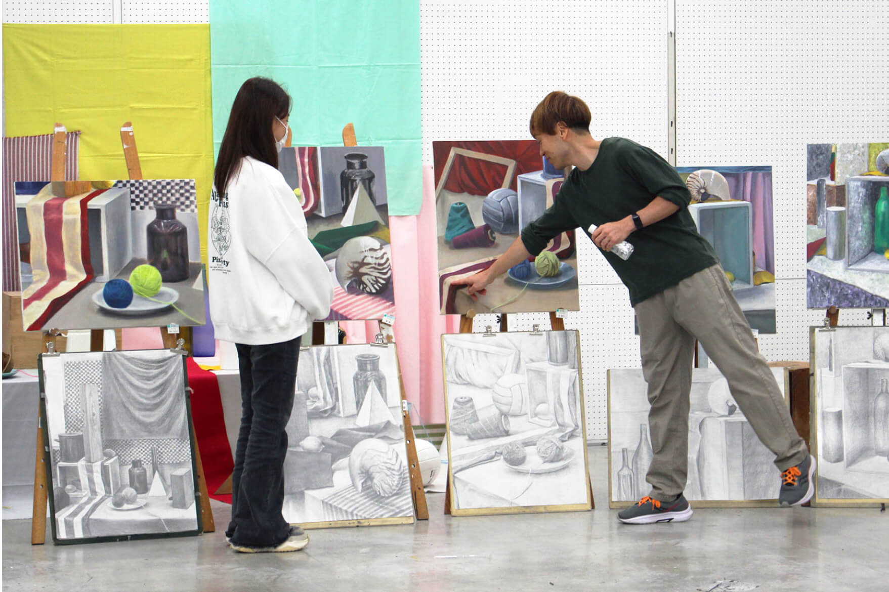 平面 アクリル静物課題 授業風景 (講評会) イメージ