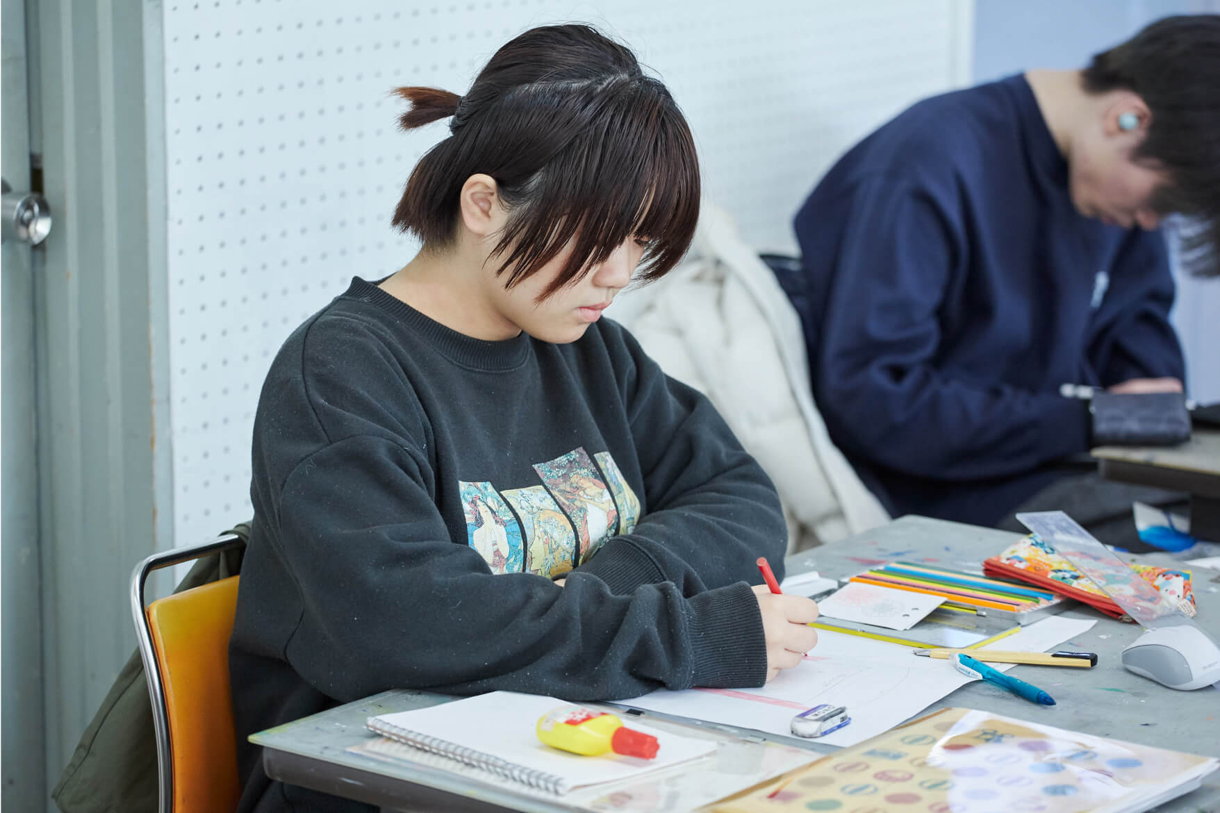 視覚デザイン 包むデザイン 授業風景 イメージ