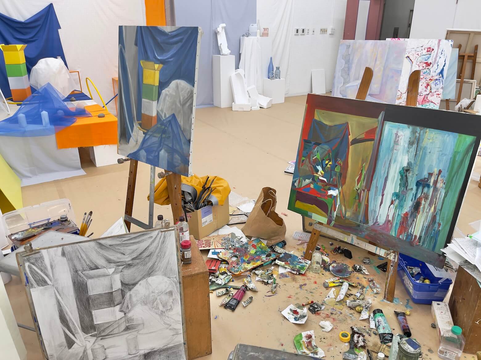 絵画基礎Ⅲ（大モチーフ）授業風景2 イメージ