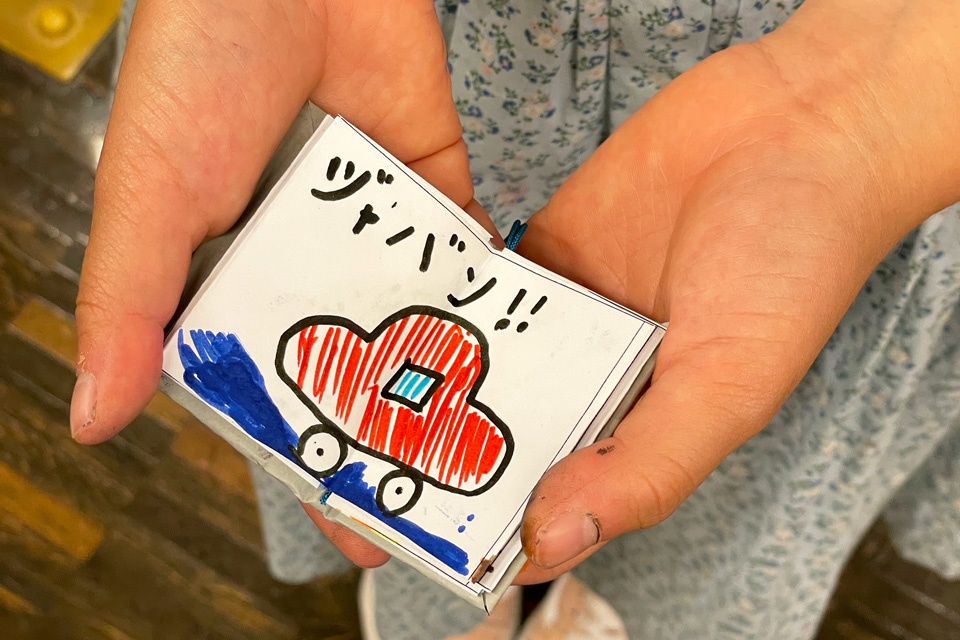 横浜人形の家にてワークショップイベント「ミニ絵本を作ろう」を開催しました イメージ