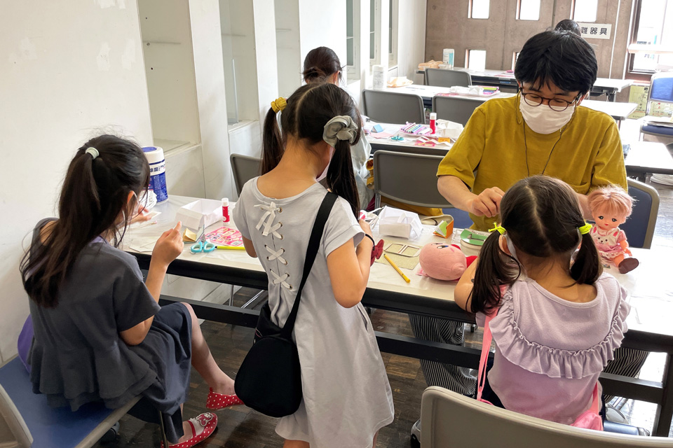 横浜人形の家にてワークショップイベント「ミニ絵本を作ろう」を開催しました イメージ