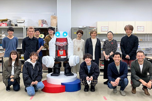 チェコセンター東京との共同プロジェクト「街角詩人ロボット」 イメージ