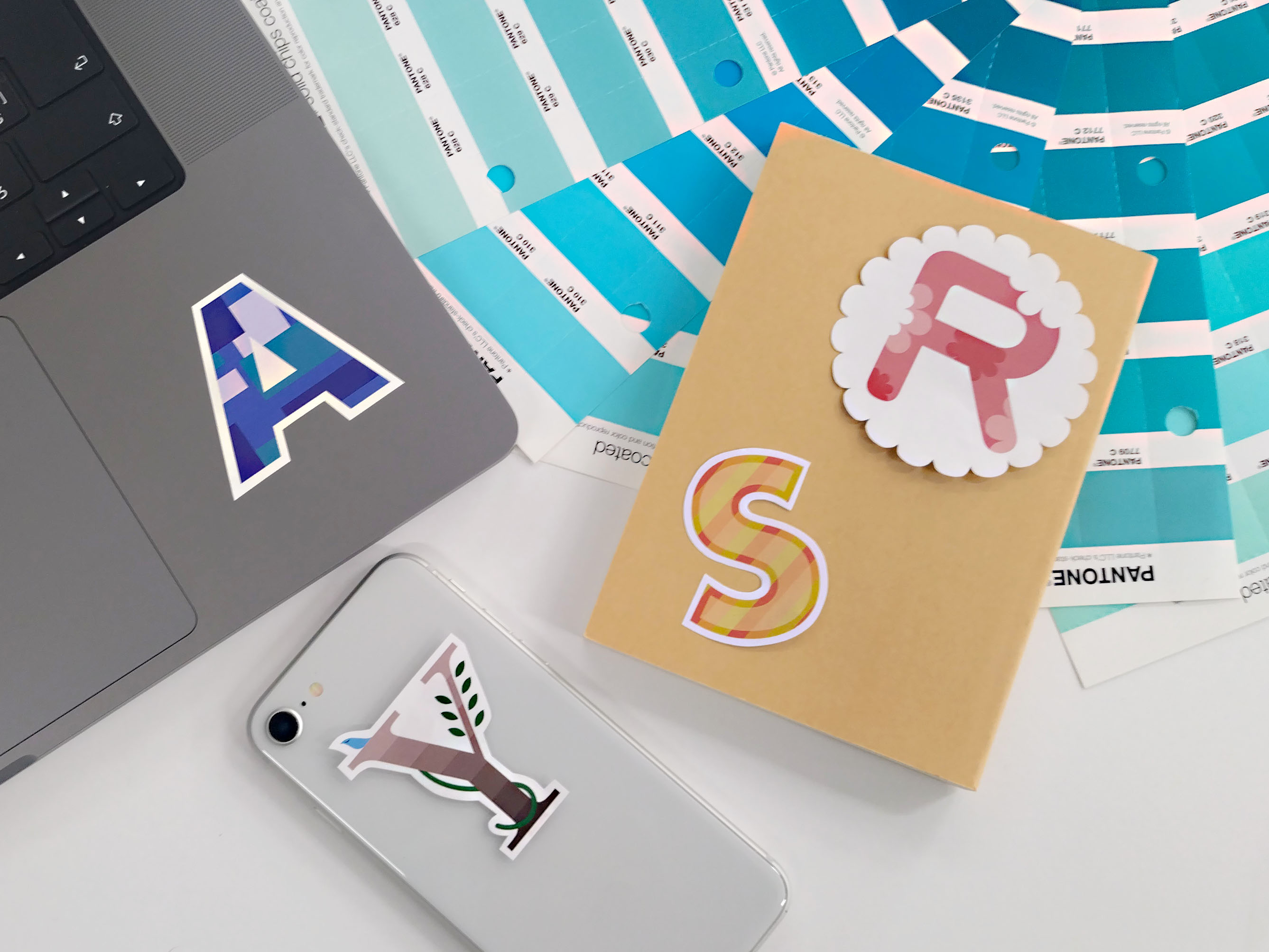 オリジナルの文字でイニシャルステッカーを作ろう！ イメージ