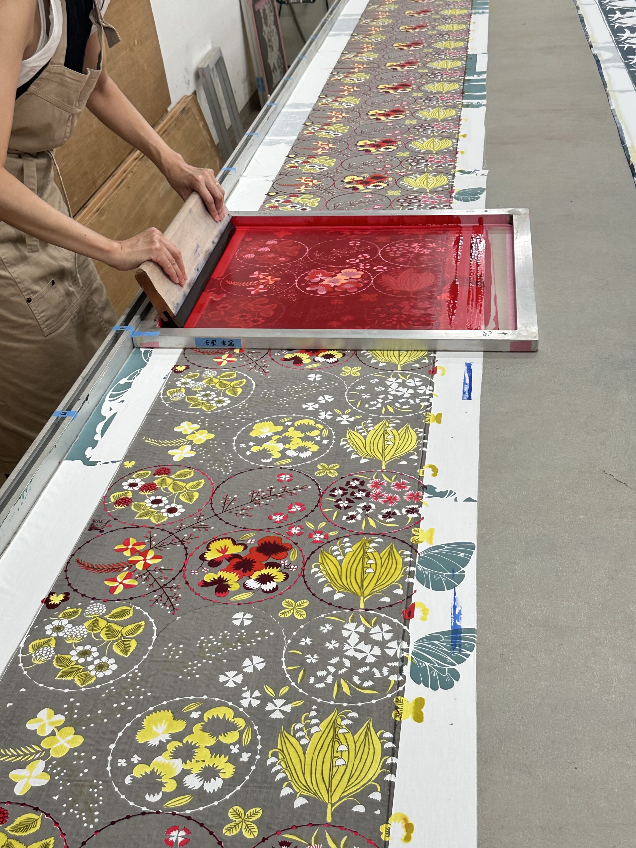 スクリーン捺染で浴衣地を染める イメージ