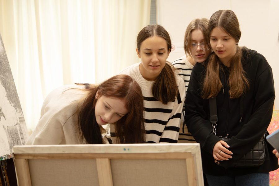 ウクライナの中学生が本学を見学しました イメージ
