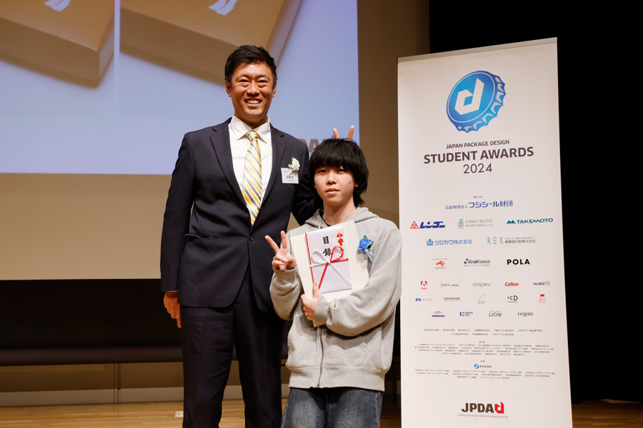 4年生 久場 匡真さんが JPDA「日本パッケージデザイン学生賞2024」で審査員特別賞を受賞 イメージ