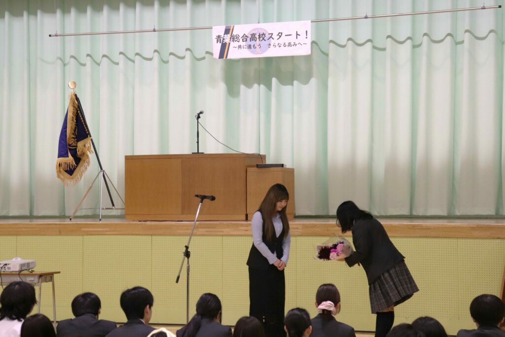青葉総合高等学校の開校式にて本学学生がデザインした校章が披露されました イメージ