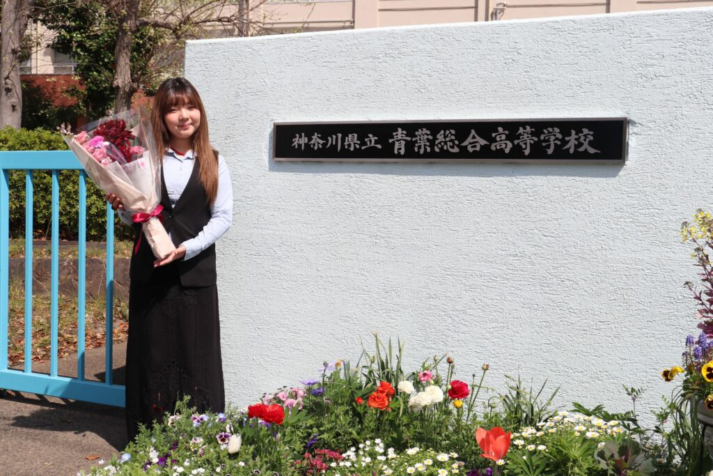 青葉総合高等学校の開校式にて本学学生がデザインした校章が披露されました イメージ