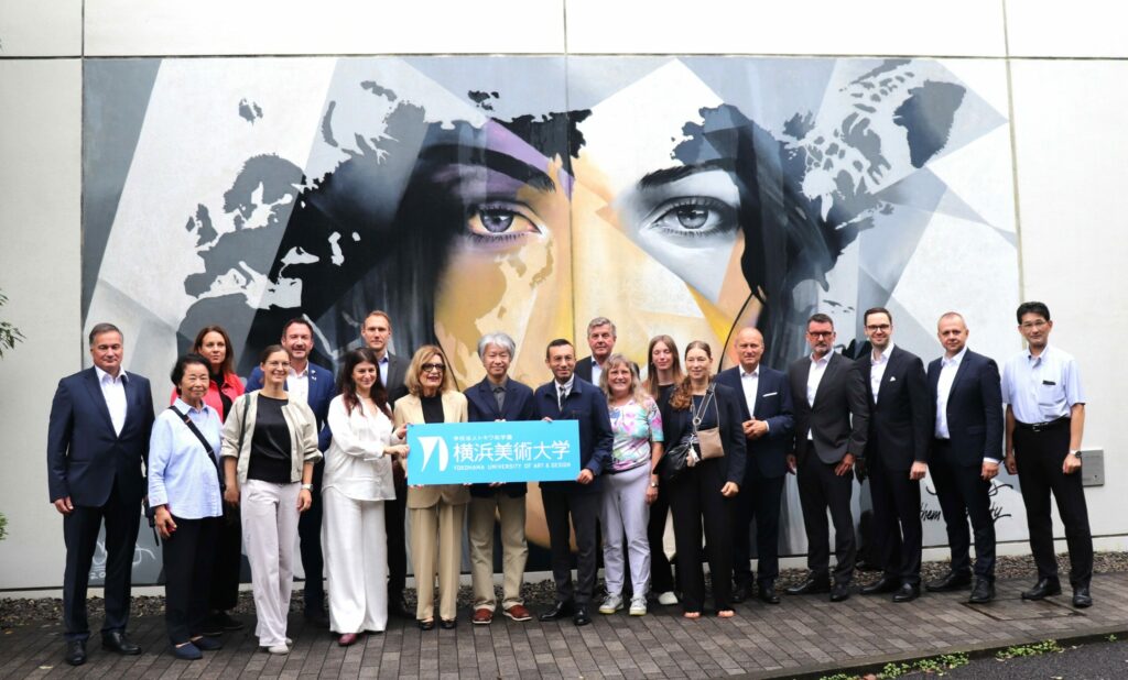 フランクフルト市ゆかりのアーティスト、ユスツス・ベッカー氏が本学壁画を鑑賞 イメージ